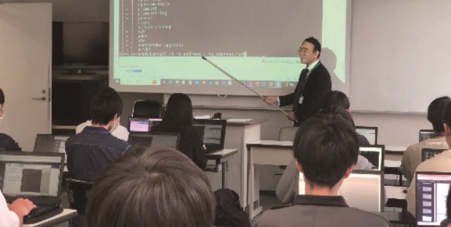 企業連携を主軸とした実践的なカリキュラム