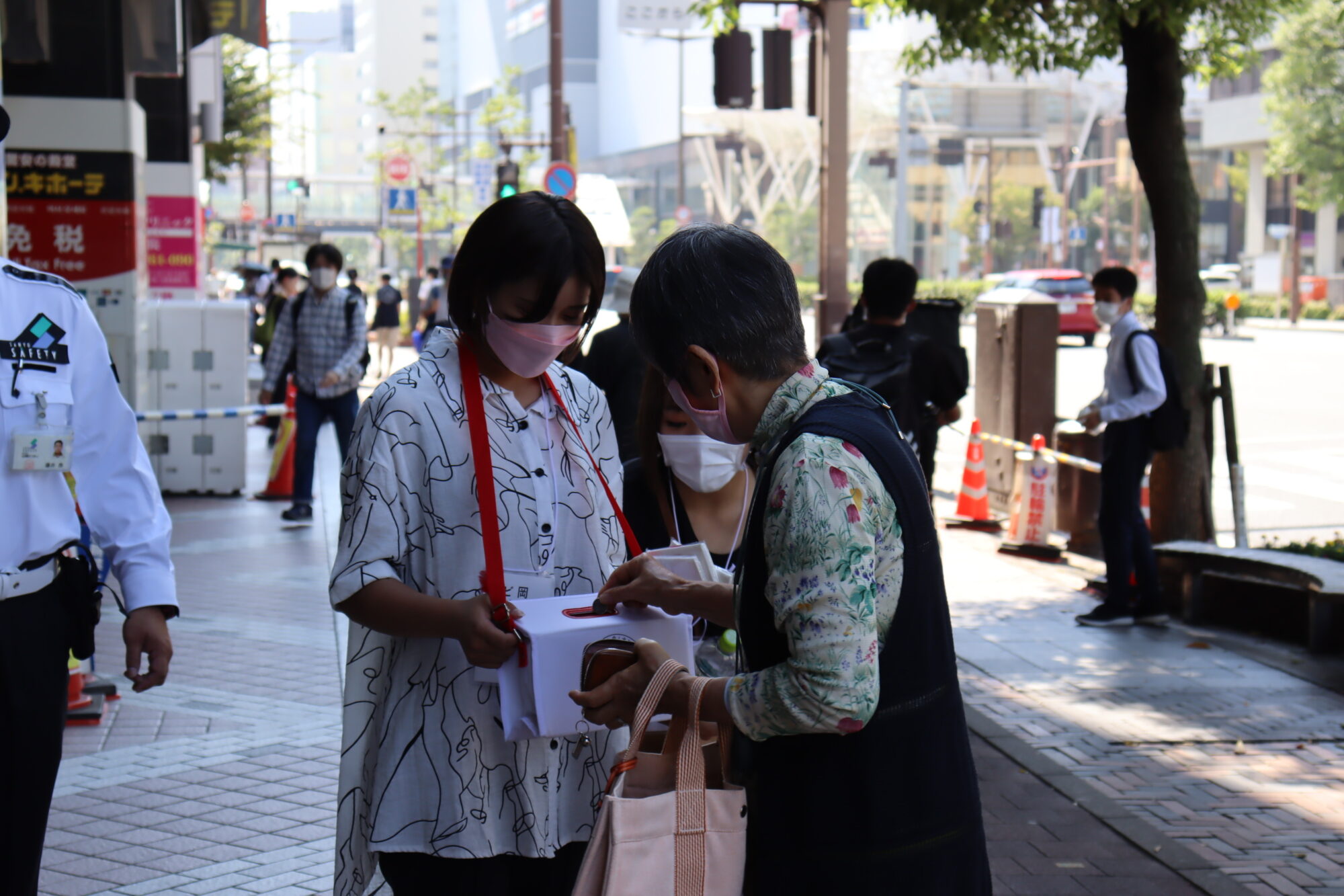 赤い羽根共同募金に参加しました