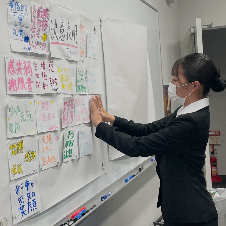 ホテル・ブライダル学科の1年生が実習前にクラス内で一人一人決意表明をしました